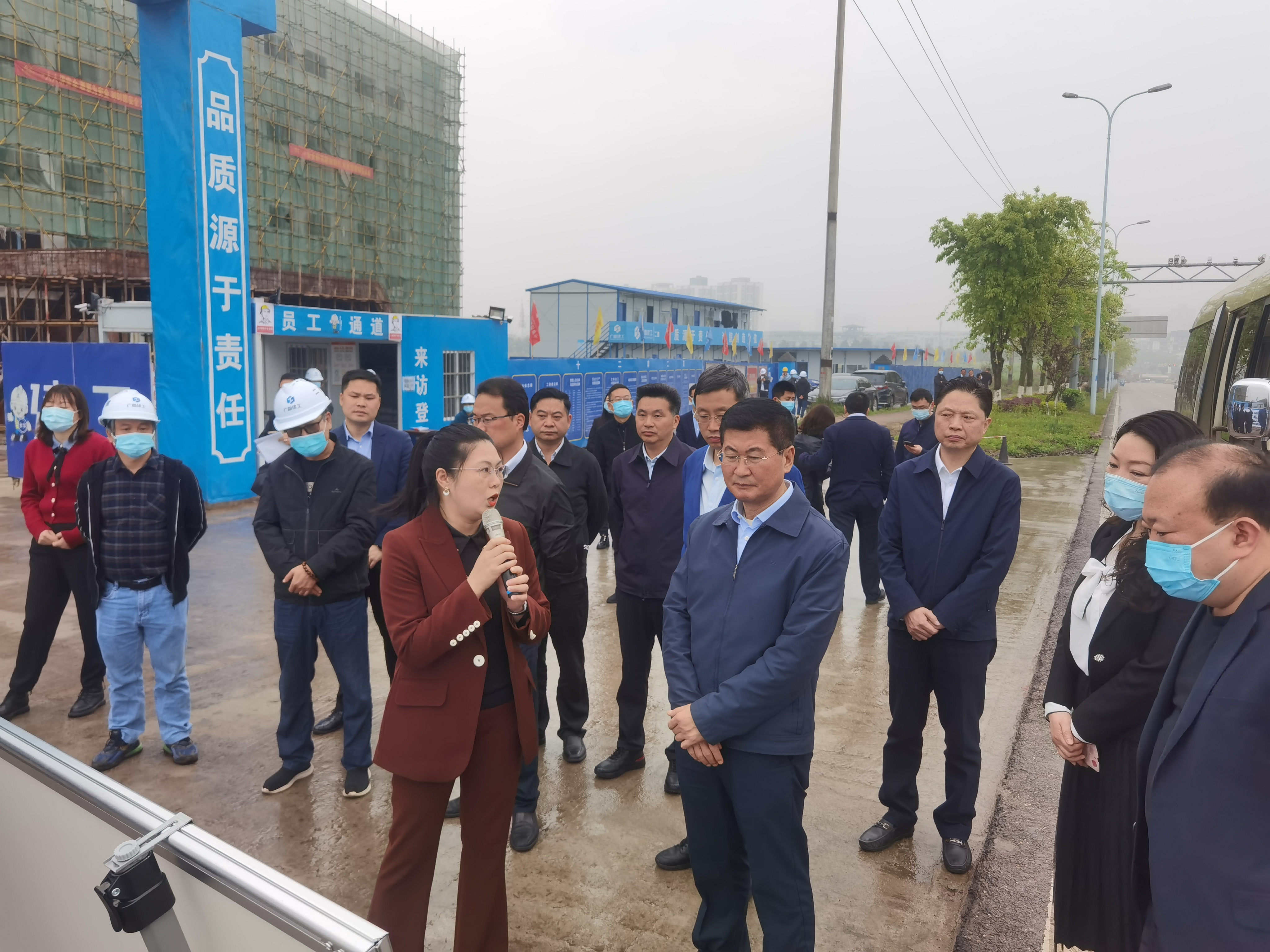 大足區(qū)區(qū)委書(shū)記、區(qū)長(zhǎng)等領(lǐng)導(dǎo)蒞臨參觀(guān)重慶達(dá)漢工廠(chǎng)